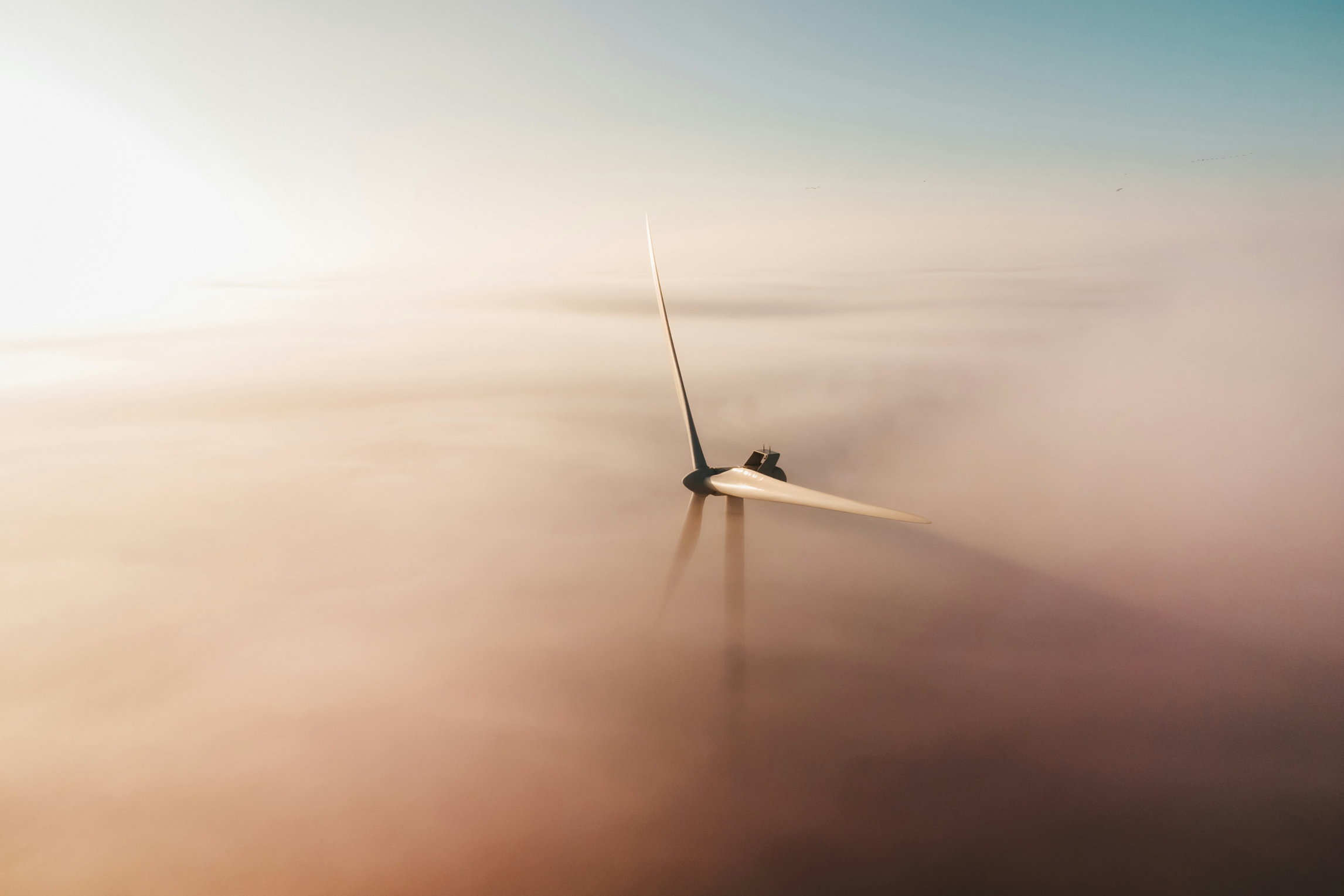 Vindkraftverk bland moln