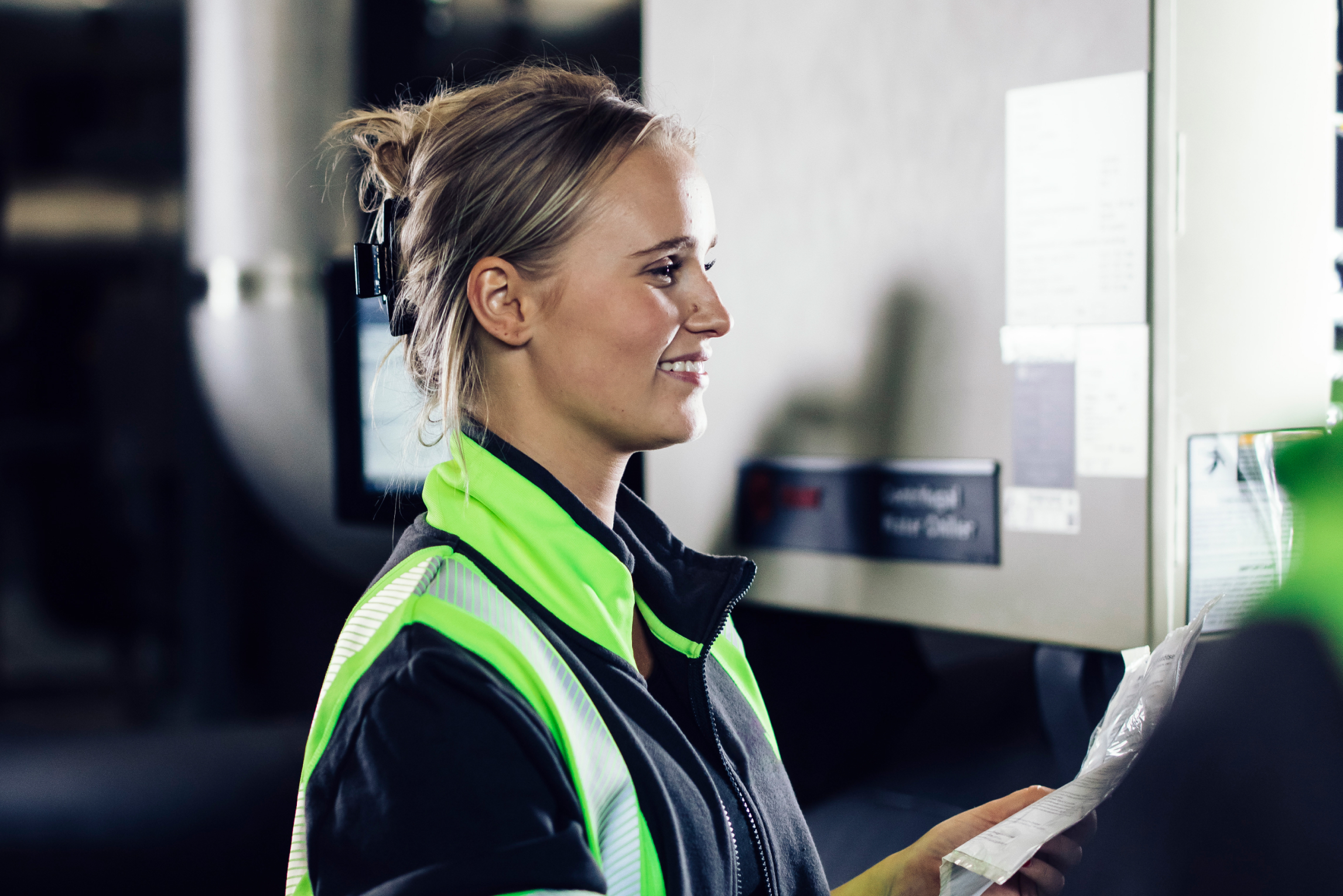 Kvinna med reflexkläder som ler