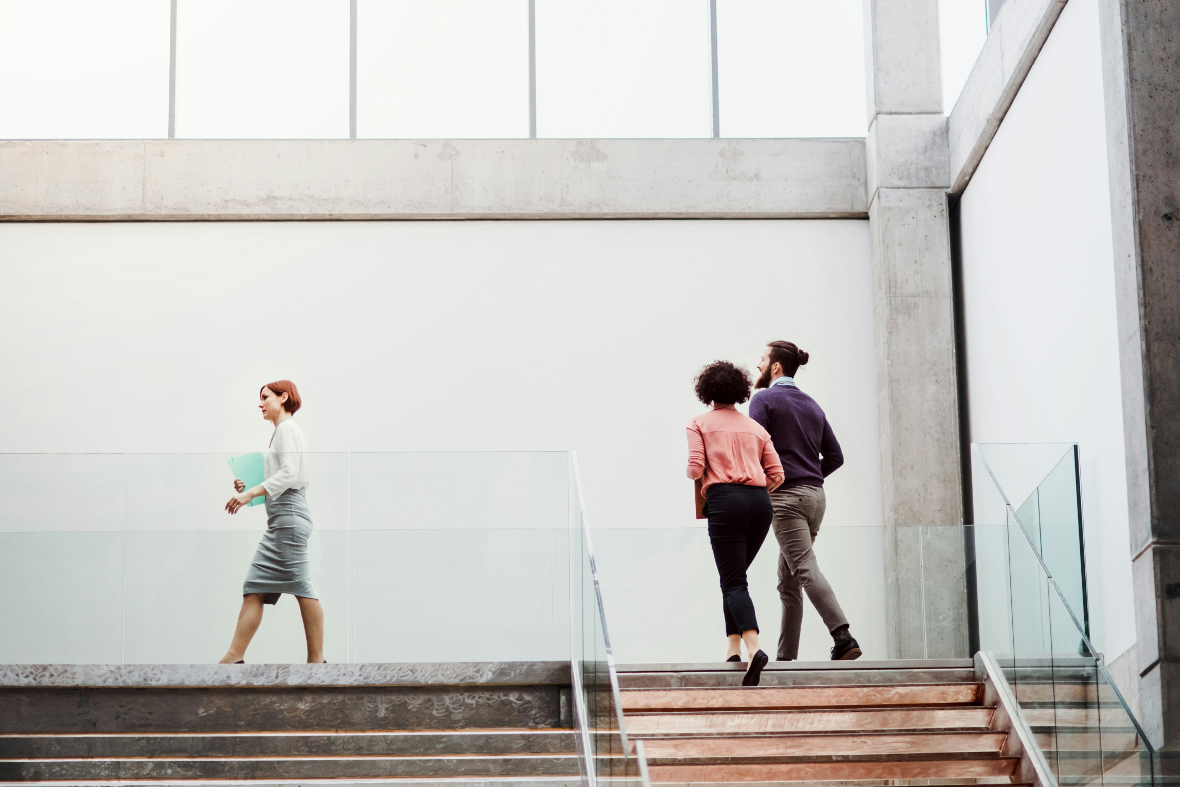 Två personer som går upp från en trappa