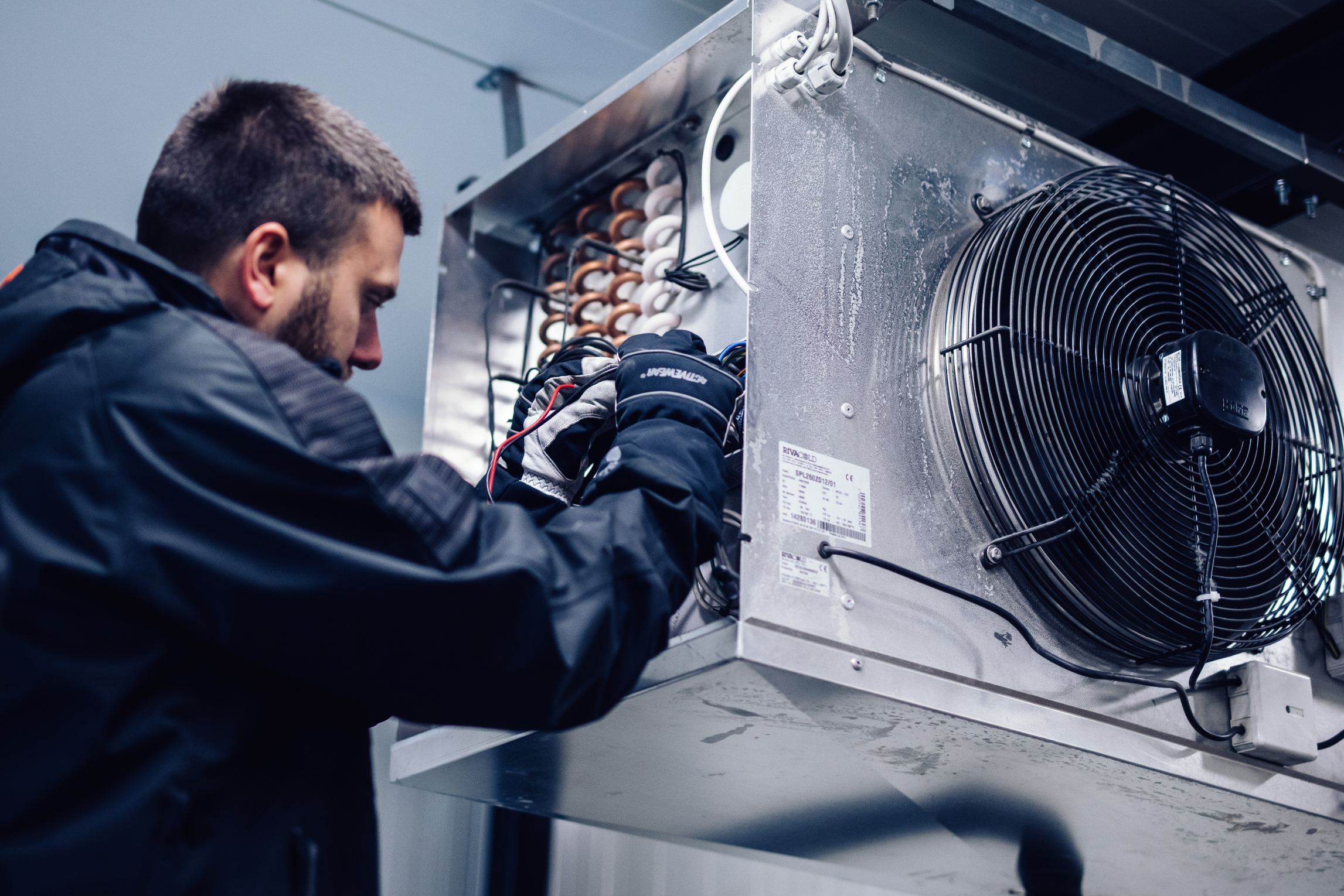 En man som jobbar på en kylanläggning