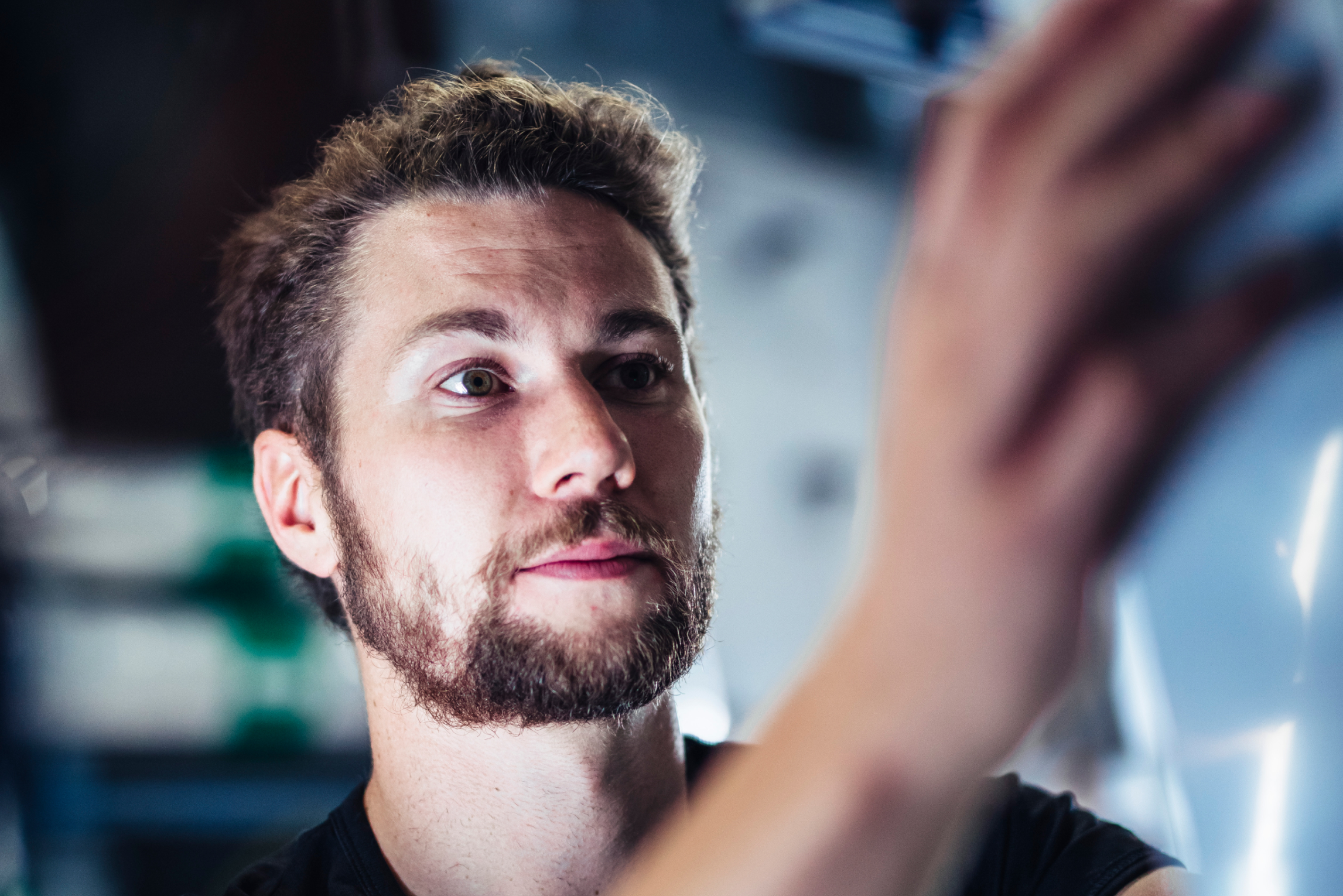 Närbild på en man som sträcker sig fram med händerna