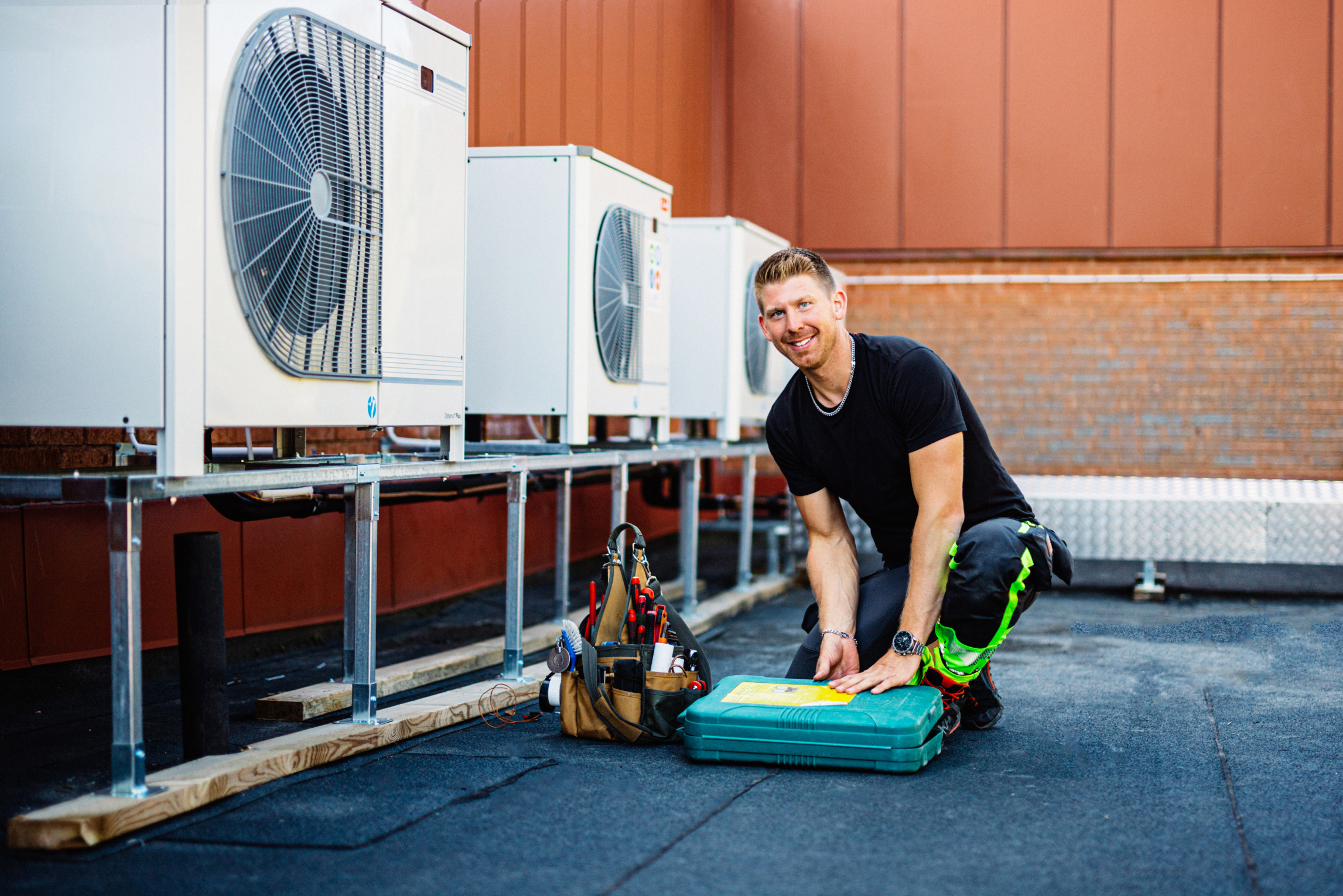 En serviceman som ska se över ventilation