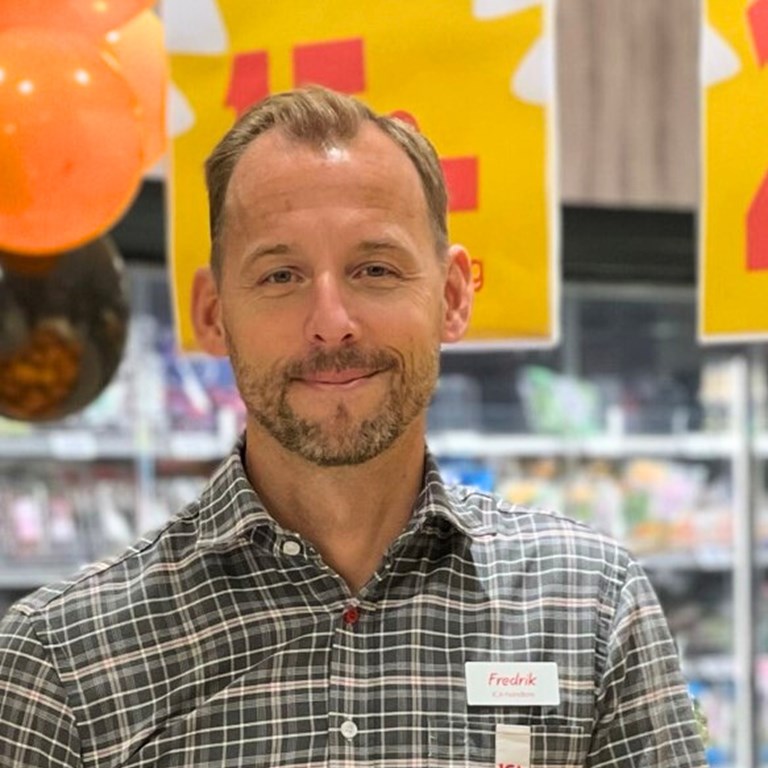 Porträttbild av ICA-handlaren Fredrik